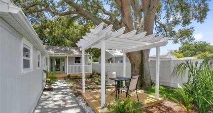 Peaceful cottage with AC in St. Petersburg - Close to Everything!