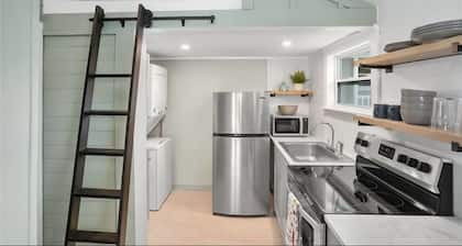 Peaceful cottage with AC in St. Petersburg - Close to Everything!