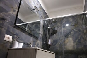 Comfort Double Room | Bathroom | Shower, hair dryer, bidet, towels - La Maison Pompeiana (Pompei)