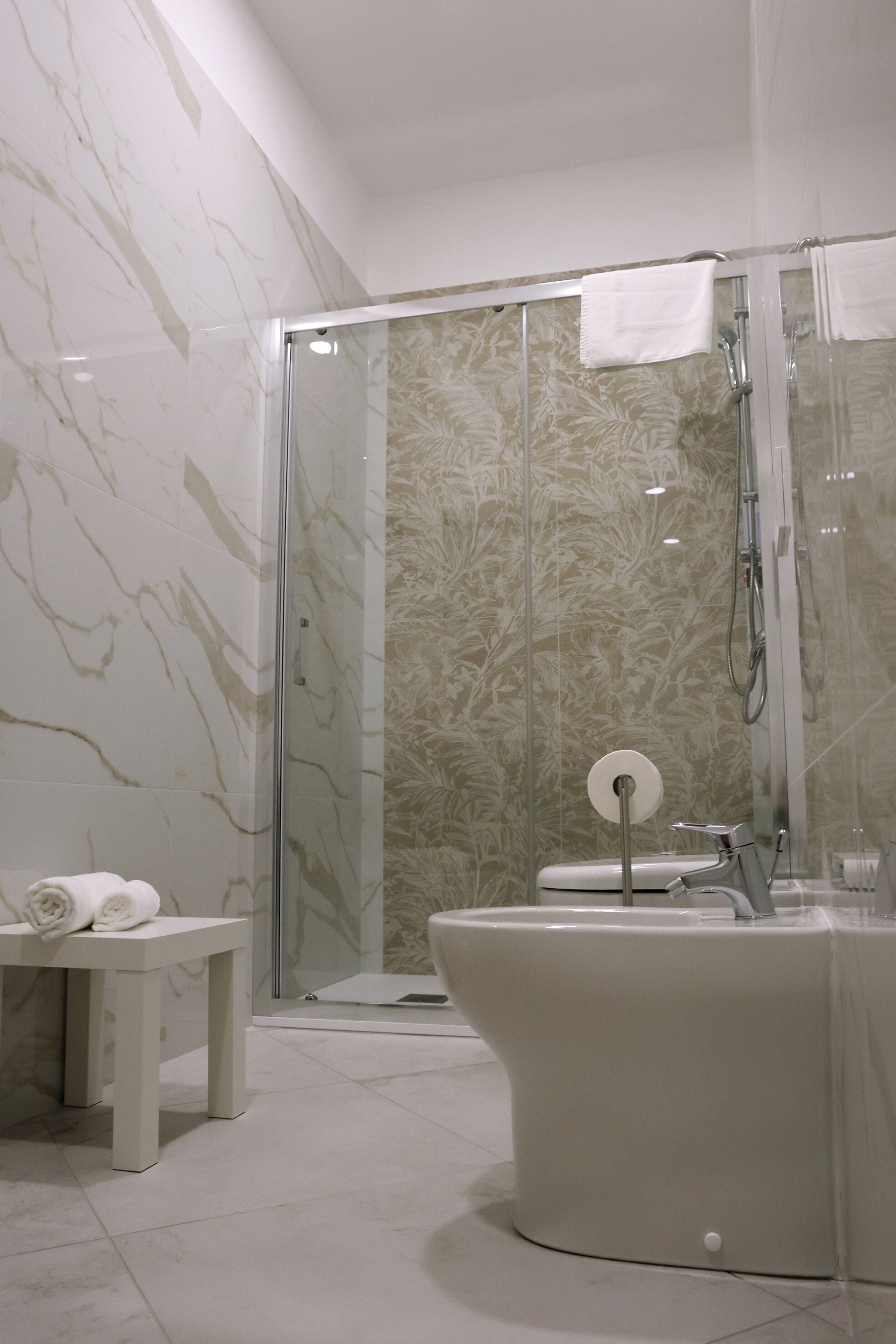 Classic Double Room | Bathroom | Shower, hair dryer, bidet, towels