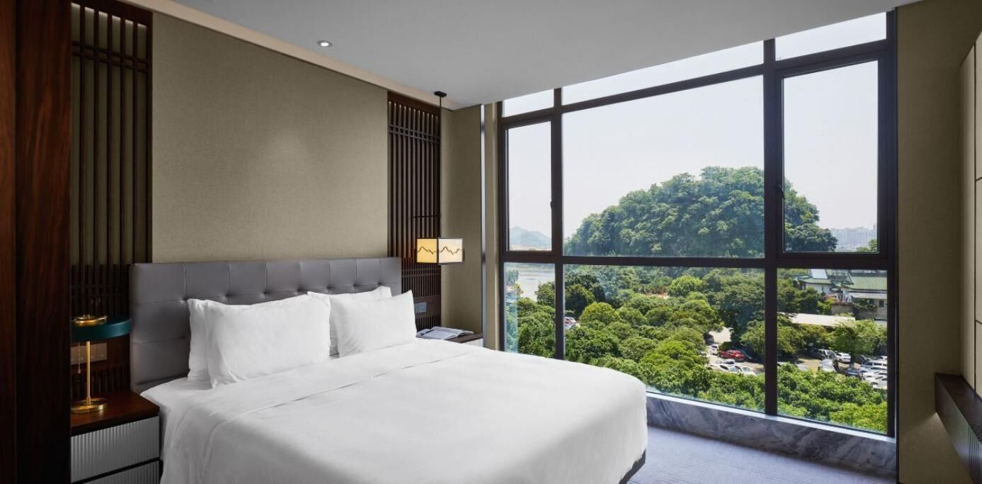 Premium bedding, down duvets, free minibar, in-room safe