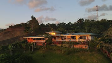 Vista frontal de la propiedad