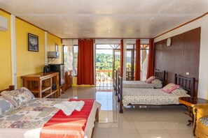 Superior-Vierbettzimmer, Balkon, Meerblick | Kostenloses WLAN, Bettwäsche