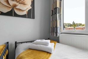 3 bedrooms, iron/ironing board, WiFi, bed sheets - York Retreat: Private Hot Tub, Pet-Friendly Lodge (Wilberfoss)