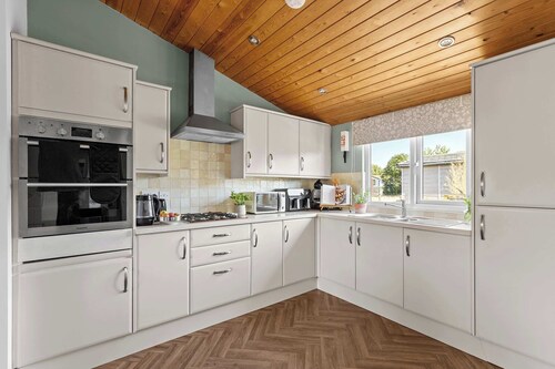 York Retreat: Private Hot Tub, Pet-Friendly Lodge