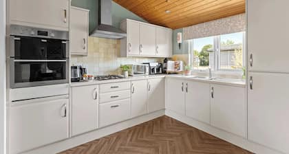 York Retreat: Private Hot Tub, Pet-Friendly Lodge