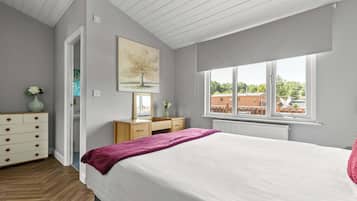 3 bedrooms, iron/ironing board, WiFi, bed sheets