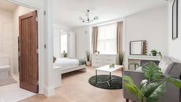 2 soverom, skrivebord, strykejern/-brett og reiseseng for barn