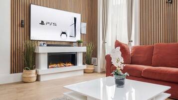 Smart-tv, eldstad, tv-spel och dvd-spelare
