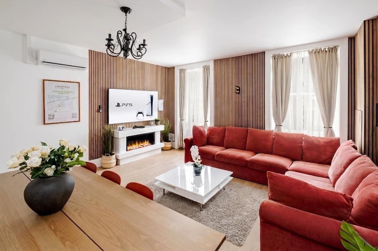 Smart-tv, een open haard, videospelletjes en een dvd-speler