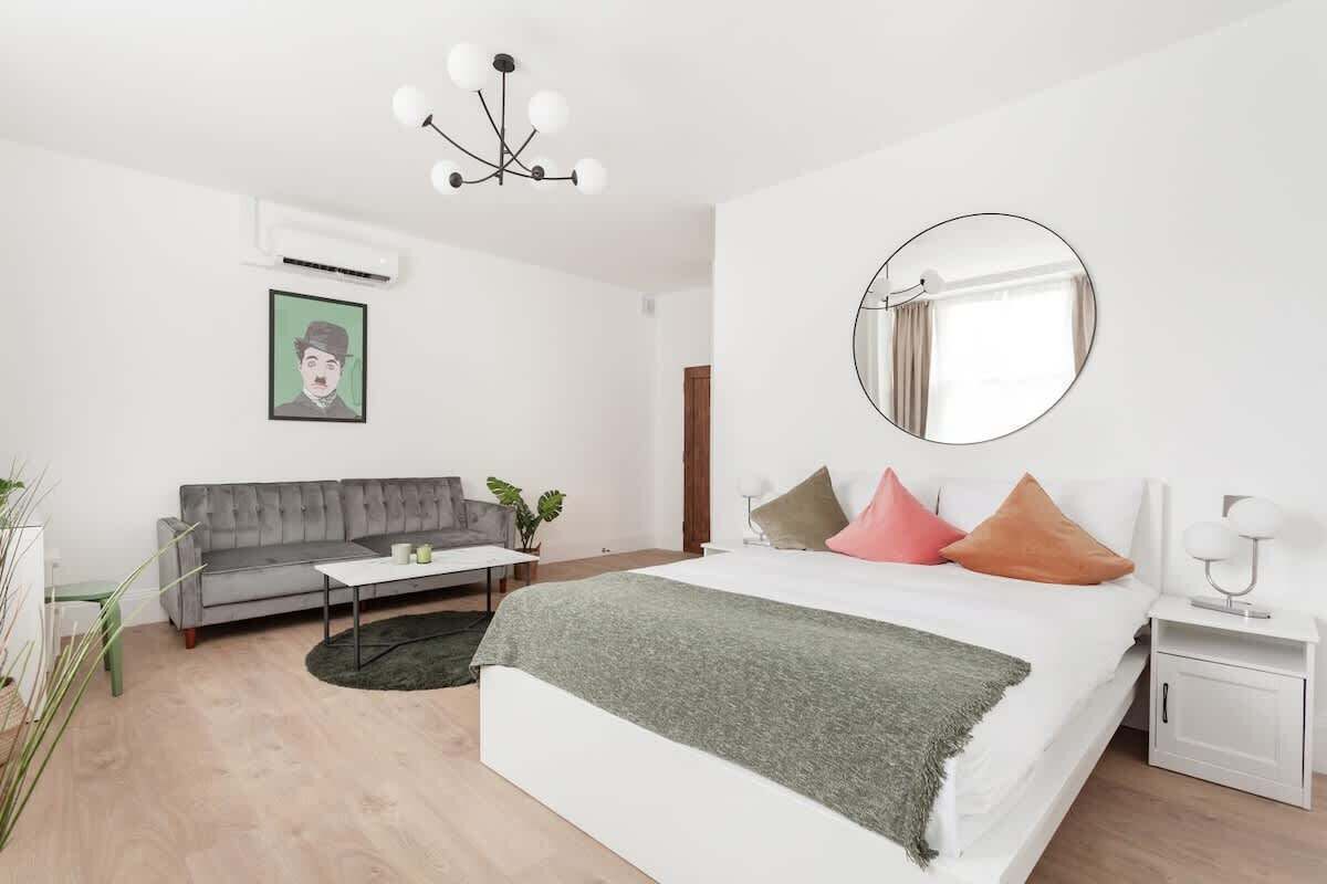 2 sovrum, skrivbord, strykjärn/strykbräda och resesäng