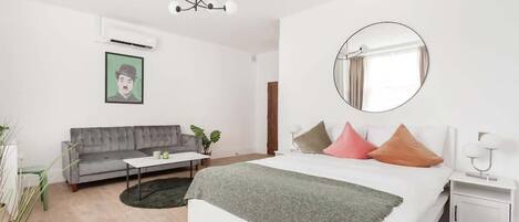 2 makuuhuonetta, työpöytä, silitysrauta/-lauta, vauvan matkasänky