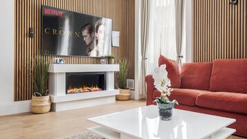 Smart TV, chimenea, videojuegos y oficina