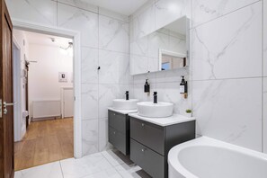 Douche, articles de toilette écologiques, sèche-cheveux, bidet