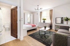 2 Schlafzimmer, Schreibtisch, Bügeleisen/Bügelbrett, Reisekinderbett