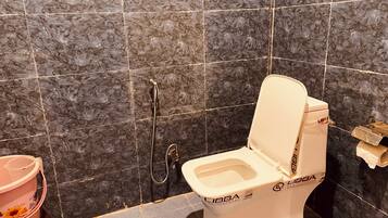 Chuveiro, bidê, toalhas de banho, sabonete