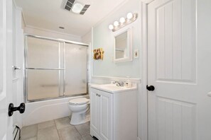 Douche, sèche-cheveux, serviettes fournies