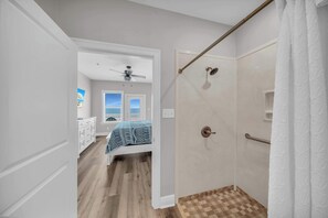 8 habitaciones, tabla de planchar con plancha, wifi y ropa de cama 