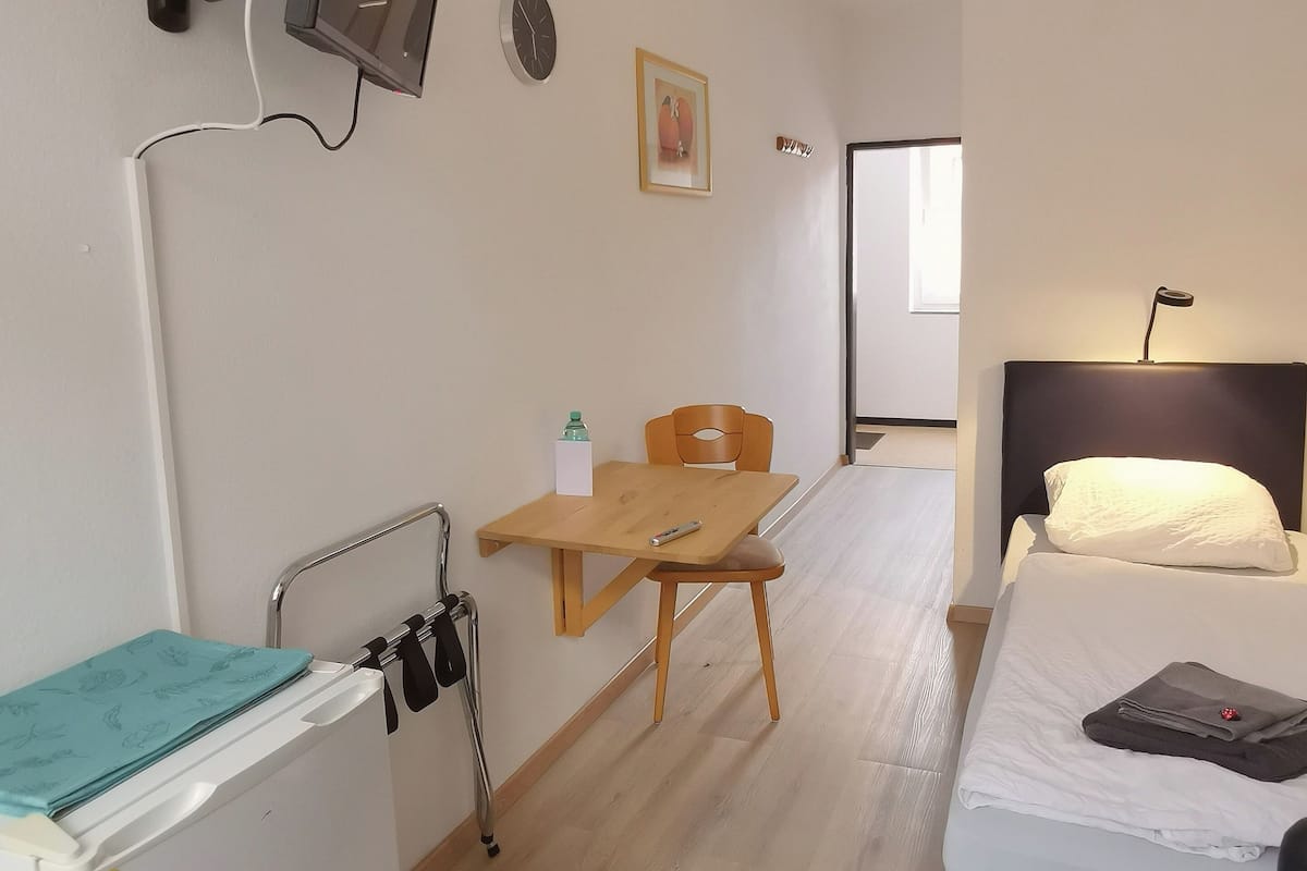 Yhden hengen comfort-huone | Kannettavalle tietokoneelle sopiva työtila, ilmainen Wi-Fi