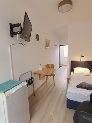 Yhden hengen comfort-huone | Kannettavalle tietokoneelle sopiva työtila, ilmainen Wi-Fi