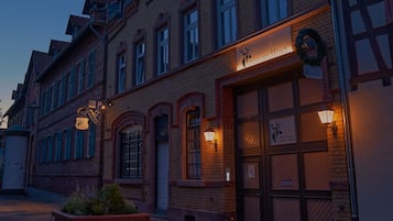 Fassade der Unterkunft – Abend/Nacht