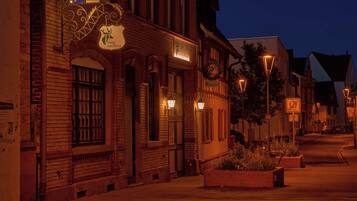 Bagian depan properti - sore/malam