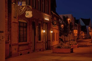 A historic building with a sign reading "Pension zum Hirsch" and a parking sign indicating a single parking space. - Hotel-Pension zum Hirsch (Hattersheim)