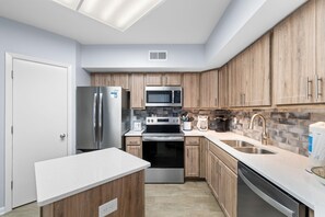 Condo, várias camas (White Caps 804) | Cozinha privada | Fogão