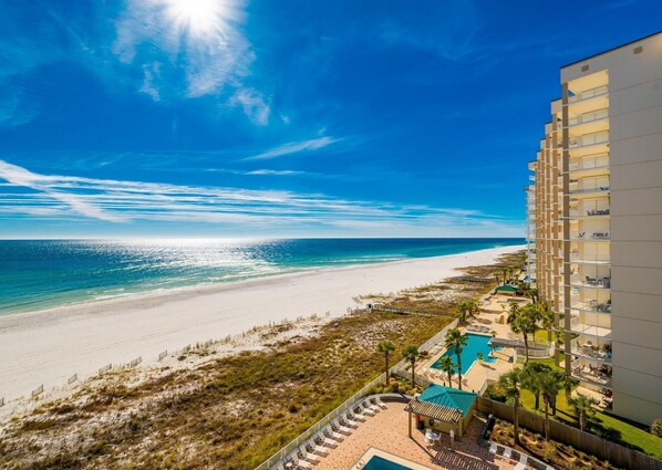 Apartamento, varias camas (White Caps 804) | Playa | Ubicación a pie de playa