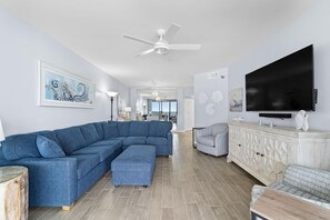 Condo, Plusieurs lits (White Caps 804) | Aire de séjour | Téléviseur