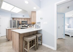 Apartamento, varias camas (White Caps 804) | Cocina privada | Horno