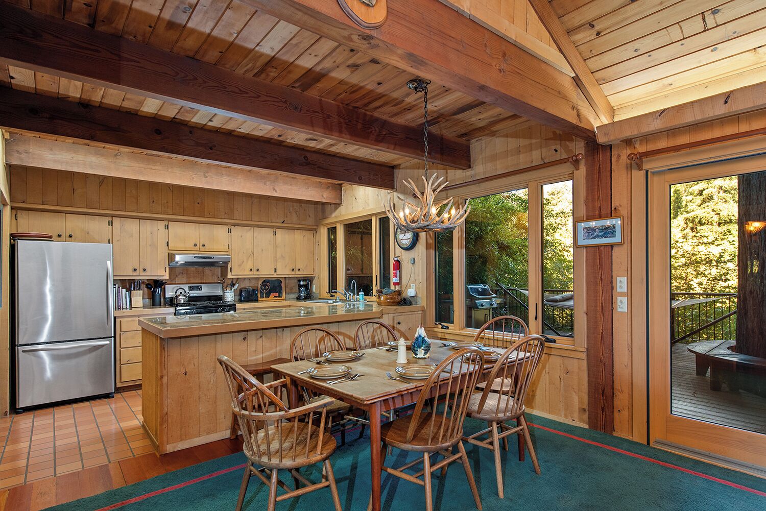 Kylskåp, mikrovågsugn, spishäll och diskmaskin