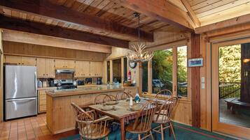 Kylskåp, mikrovågsugn, spishäll och diskmaskin