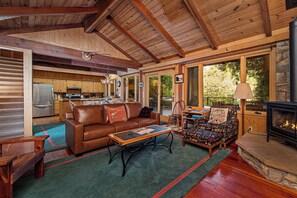 Smart TV, fireplace - The Old Timer ~ Classy Cabin On River, Near Golf, Dog Friendly! (Monte Rio)