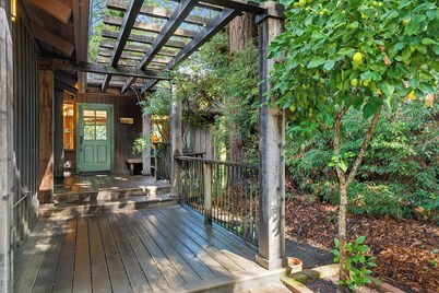 The Old Timer ~ Classy Cabin On River, Near Golf, Dog Friendly!