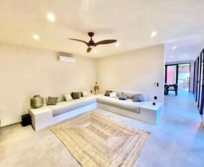 TV, offices - Casa Mezcalito, Elegante Villa 4BDR-BBQ Y ALBERCA PRIVADA (Tulum)