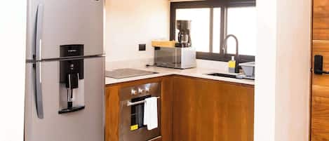 Kjøleskap, mikrobølgeovn, ovn og kokeplater