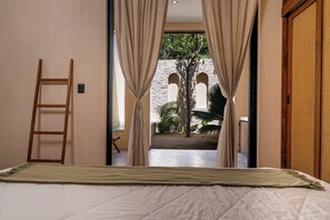 5 bedrooms, desk, WiFi, bed sheets