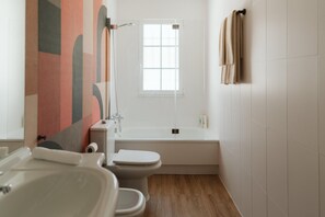 Asciugacapelli, bidet, asciugamani, sapone