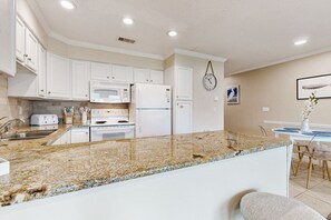 Jääkaappi, mikroaaltouuni, uuni, liesi