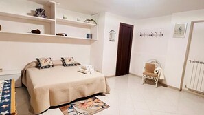 3 habitaciones, tabla de planchar con plancha, wifi y ropa de cama 