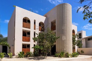 المنشأة من الخارج