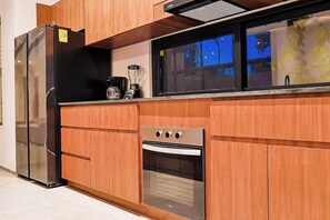 Réfrigérateur, micro-ondes, four, plaque de cuisson