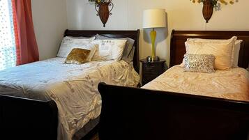 2 bedrooms, iron/ironing board, WiFi, bed sheets