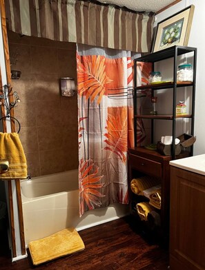 مجففات شعر، مناشف، صابون، ورق حمّام