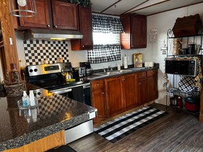 Een microgolfoven, een oven, een kookplaat