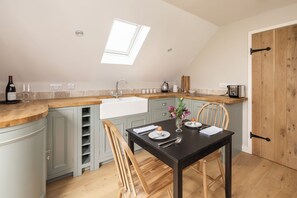 Fridge, microwave, coffee/tea maker, electric kettle - Idyllic apartment in beautiful Biddestone (Biddestone)