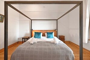 5 bedrooms, desk, iron/ironing board, travel crib