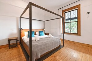 5 bedrooms, desk, iron/ironing board, travel crib