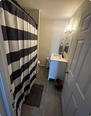 Haartrockner, Handtücher, Seife, Toilettenpapier